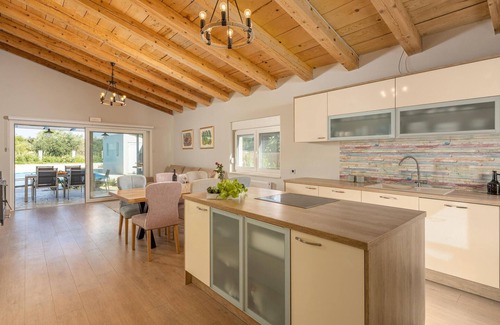 Marina House | Gorgeous home in Dograde with WiFi