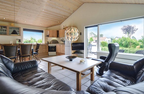 Lyngsbæk Strand House | Gorgeous home in Ebeltoft with sauna
