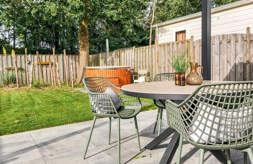 Heinkenszand House | Gorgeous home in Heinkenszand with WiFi