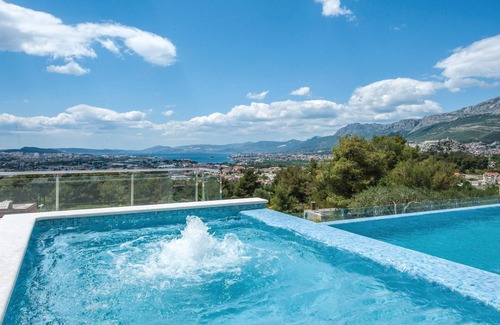 Mravince House | Gorgeous home in Mravince with sauna