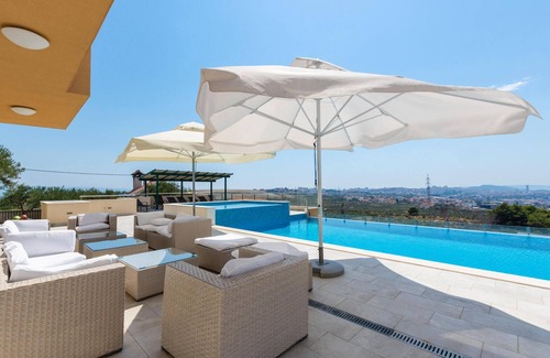 Mravince House | Gorgeous home in Mravince with sauna