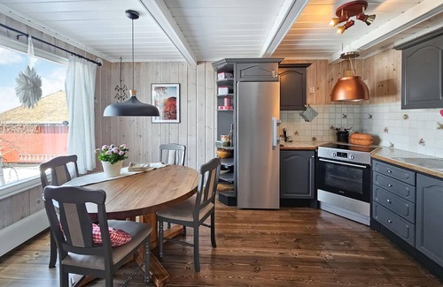 Tinn House | Gorgeous home in Rjukan with kitchen
