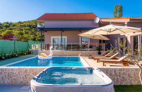 Drnis House | Gorgeous home in Siveric with sauna
