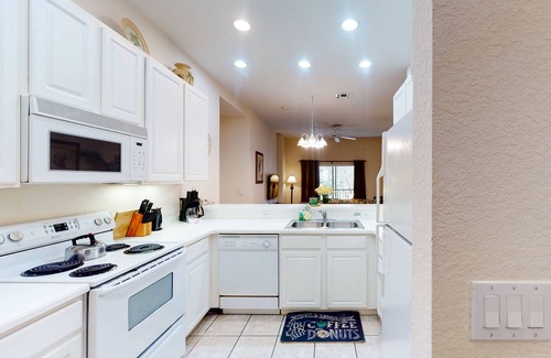 Bahama Bay Condo | Gorgeous home w/shared pools & hot tub/restaurant/basketball & tennis courts
