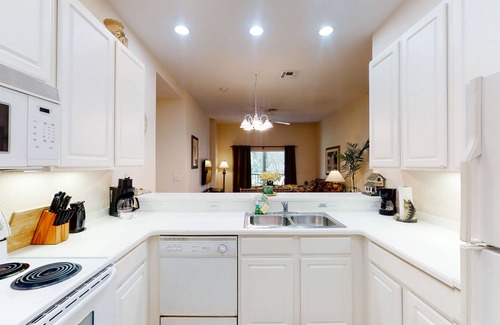 Bahama Bay Condo | Gorgeous home w/shared pools & hot tub/restaurant/basketball & tennis courts
