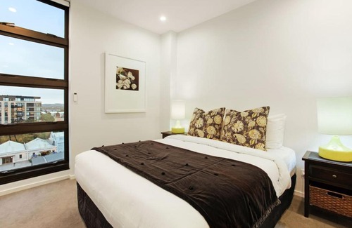 Hobsonville Apartment | Gorgeous Home with Catalina Bay Views and Carpark