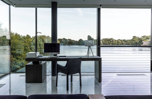 Lechlade Villa | Gorgeous Lakeside Villa with wellness SPA and 9 seater cinema