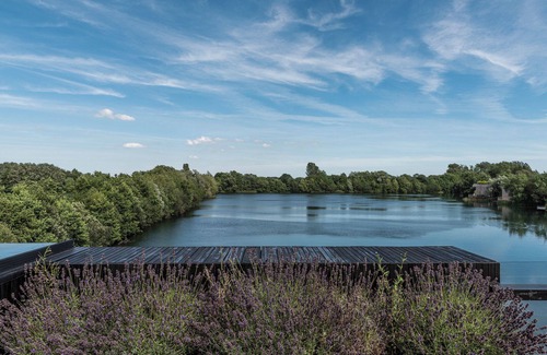 Lechlade Villa | Gorgeous Lakeside Villa with wellness SPA and 9 seater cinema