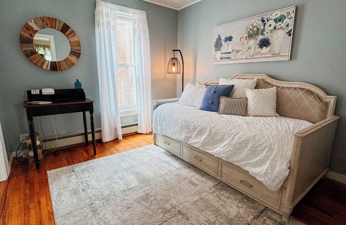 Le Claire House | Gorgeous loft in the heart of LeClaire, Iowa