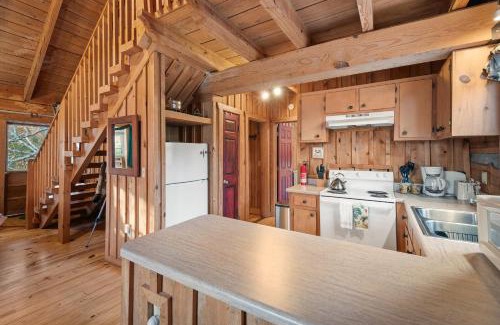 Vesta House | Gorgeous Log Cabin - Wineries, Dan River, Hiking