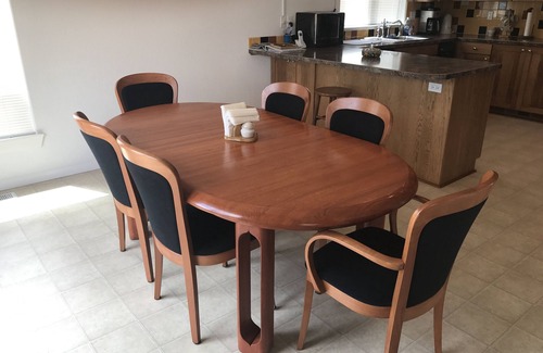 Cinebar House | Gorgeous Mayfield Lake View House - Weekday discounts!