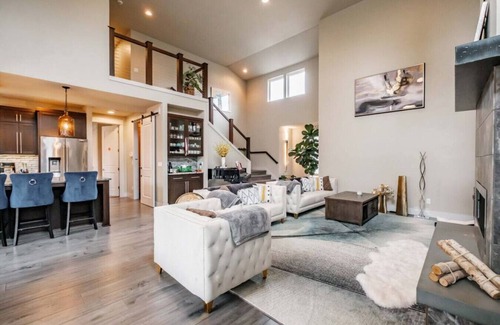 Central Oregon House | Gorgeous modern suburban home near Autzen Stadium