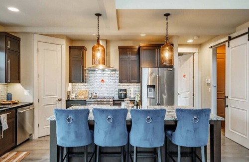 Central Oregon House | Gorgeous modern suburban home near Autzen Stadium