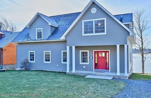 Carbondale House | Gorgeous newer home on Newton Lake/Crystal Lake near Elk mountain ski resort.