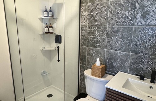 Geneva House | Gorgeous, Newly Built Guesthouse In Charming Downtown Geneva!