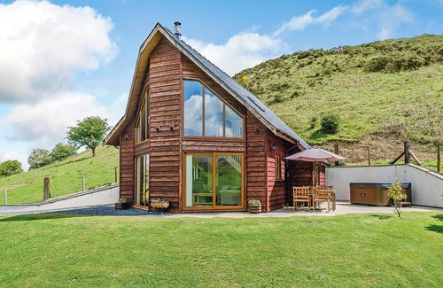 Caersws Ski Chalet | Gorgeous open plan two storey lodge.
