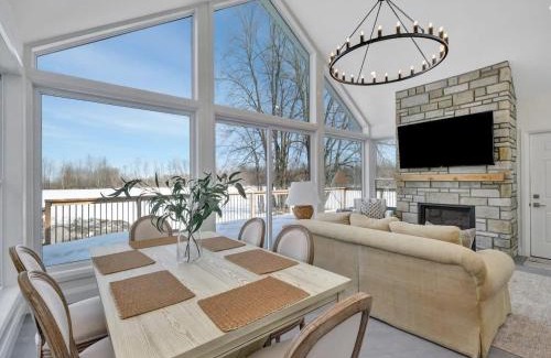 Mississippi Mills House | Gorgeous private retreat with hot tub