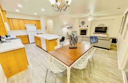 Reno House | Gorgeous S Reno 5BD 13Beds W7TVs Sleeps18 SuperFAST WIFI