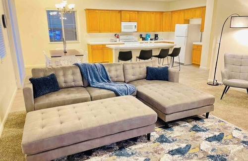 Reno House | Gorgeous S Reno 5BD 13Beds W7TVs Sleeps18 SuperFAST WIFI