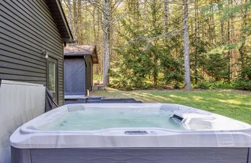 Town of Lumberland House | Gorgeous Spacious House w/Hot Tub in Glen Spey