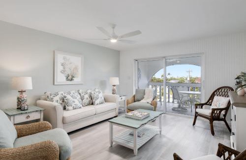 Sanibel House | Gorgeous Top Floor Beach Condo at Breakers West