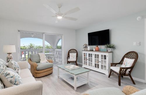 Sanibel House | Gorgeous Top Floor Beach Condo at Breakers West