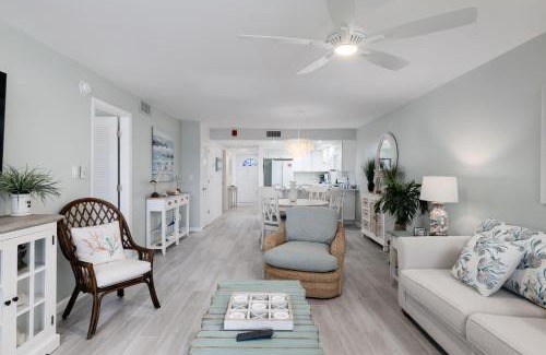 Sanibel House | Gorgeous Top Floor Beach Condo at Breakers West