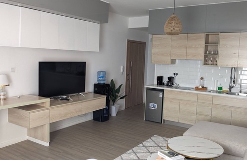 Riruta Condo | Gorgeous top floor condo with pool