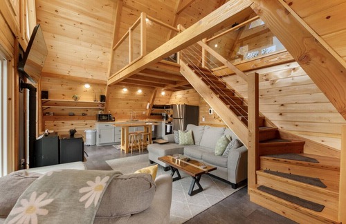 Pittsburg Cabin | Gorgeous Tree House - ON TRAIL