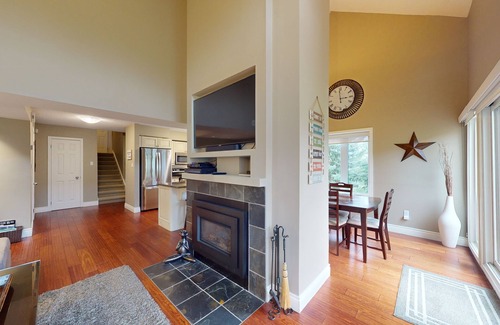 The Blue Mountains Apartment | Gorgeous & unique Blue Mountain condo - private ski storage