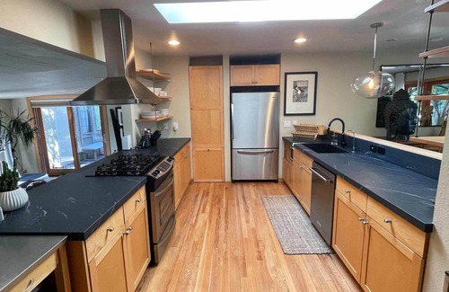 South Boulder House | Gorgeous Zen Retreat Home, Tranquil Garden & Hot Tub, Close to Hiking Trails
