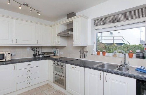 Moelfre House | Gosteg great sea views, dog friendly, restaurants and centre metres away. AONB