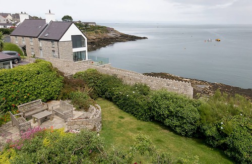Moelfre House | Gosteg great sea views, dog friendly, restaurants and centre metres away. AONB