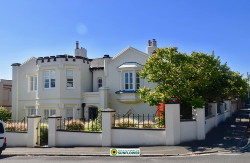 Ryde House | Gothic Cottage Hot Tub Fire Pit Pizza Oven Gas Bbq