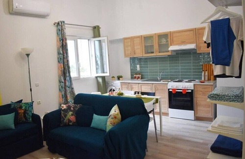 Archanes-Asterousia Apartment | Pirgos Colorful Studio, Sleeps 2, Parking WiFi Ac