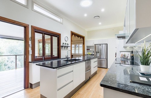 Maleny House | Gracious Spacious & Charming Queenslander, Walk into Maleny