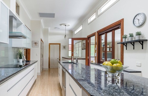 Maleny House | Gracious Spacious & Charming Queenslander, Walk into Maleny