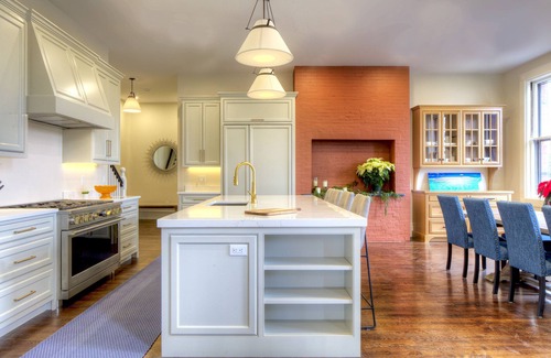 Top of the Hill House | Gracious Victorian Estate Home, Walk to town and beach