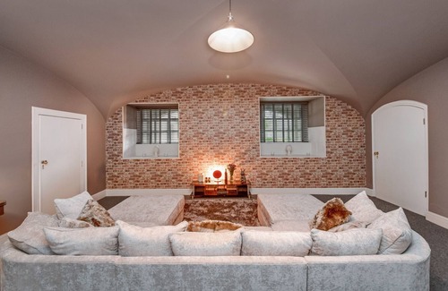 Hickleton Apartment | Grade II Georgian stately hall, situated in picturesque grounds and gardens.