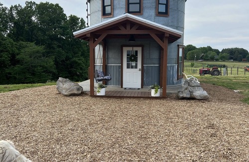 Red Boiling Springs Cottage | Grain Bin Farmhouse with Loft Bedroom