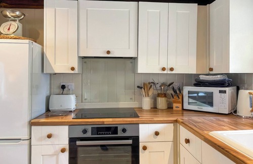 Potter Brompton Cottage | Grain End Cottage is set in large landscaped gardens.