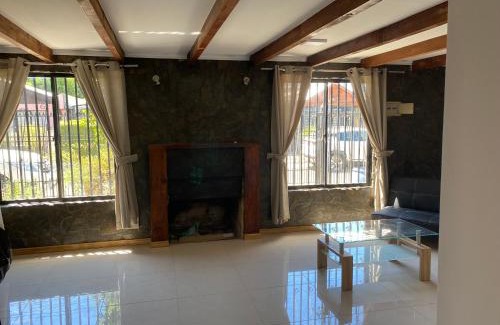 Linares Villa | Gran casa , gran patio.