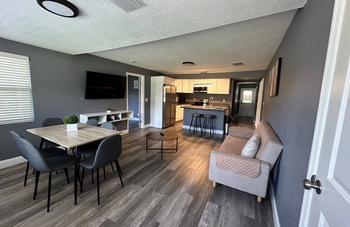 Bearss Plaza House | Gran casa para 8 cerca de Atraciones