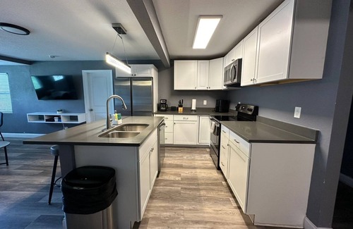 Bearss Plaza House | Gran casa para 8 cerca de Atraciones