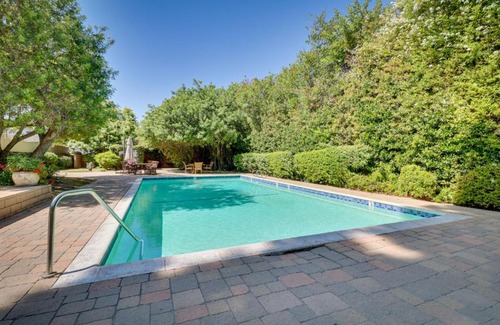 Granada Hills South Apartment | Granada Hills Condo with Community Pool and Workspace