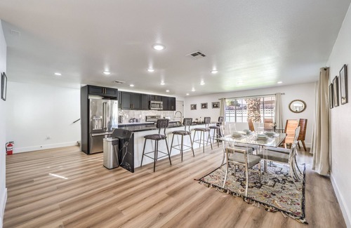 Paradise House | GRAND, 5BD 4BETH Pool Home,14 GUEST,4.5 miles to STRIP!