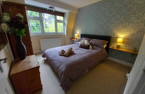 Denton Cabin | Grand Country Property with Hot Tub & Games Room.