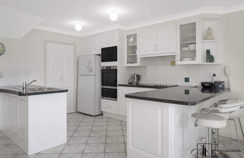 Denhams Beach House | Grand Entertainer | Water Views, Wi-Fi & Beach