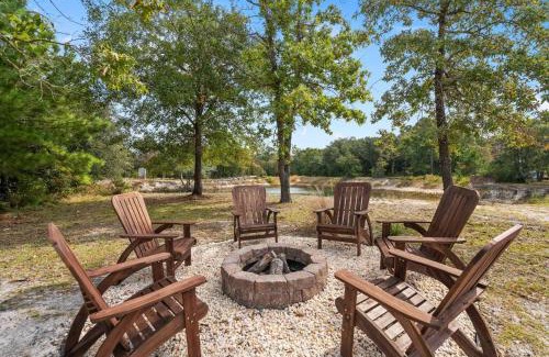 Hampstead House | Grand Home on 10 Acres in Surf City w/Private Pond!