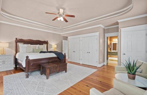 Hampstead House | Grand Home on 10 Acres in Surf City w/Private Pond!